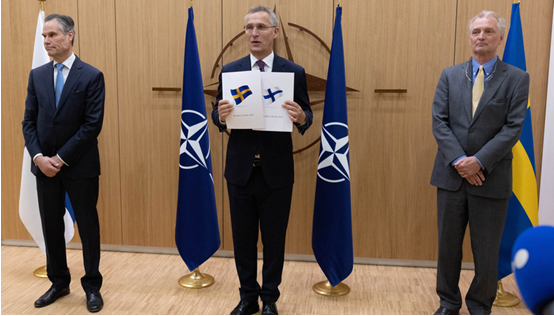 芬兰大使与瑞典大使向北约秘书长递交加入申请。来源：NATO