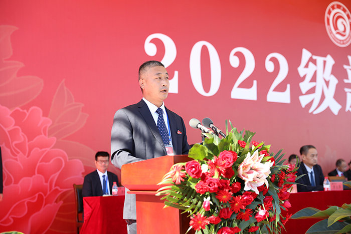 副校长赵庆勇宣读表彰2022级新生军政训练优秀学员、训练标兵、文体活动先进集体的决定