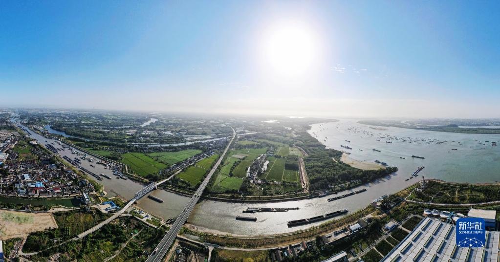 船只在京杭大运河江苏扬州段航行(2022年9月19日摄,无人机照片)。新华社发(孟德龙 摄)