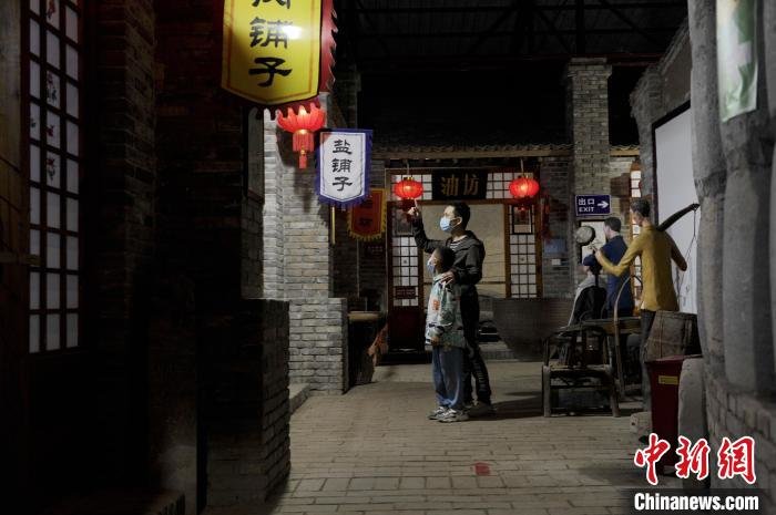 图为市民在游览博物馆。　高铖 摄