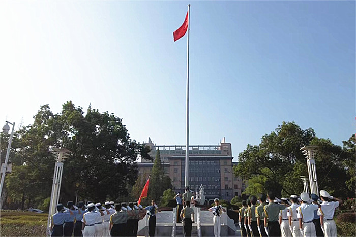 上饶师范学院开展“向国旗敬礼——青春致敬祖国”主题团日活动