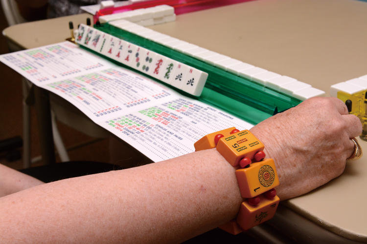 2014 年5月13 日,美国伯克县。一位当地爱好者戴着麻将手链打麻将。(图/ 视觉中国)