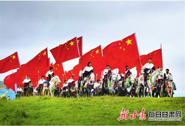 甘南香巴拉旅游艺术节开幕式上的国旗方队