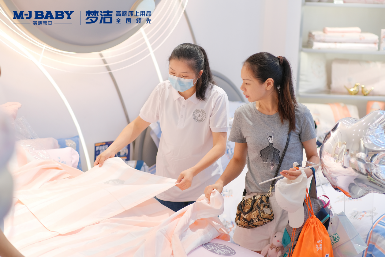（图为梦洁宝贝长沙吾悦店开业现场）