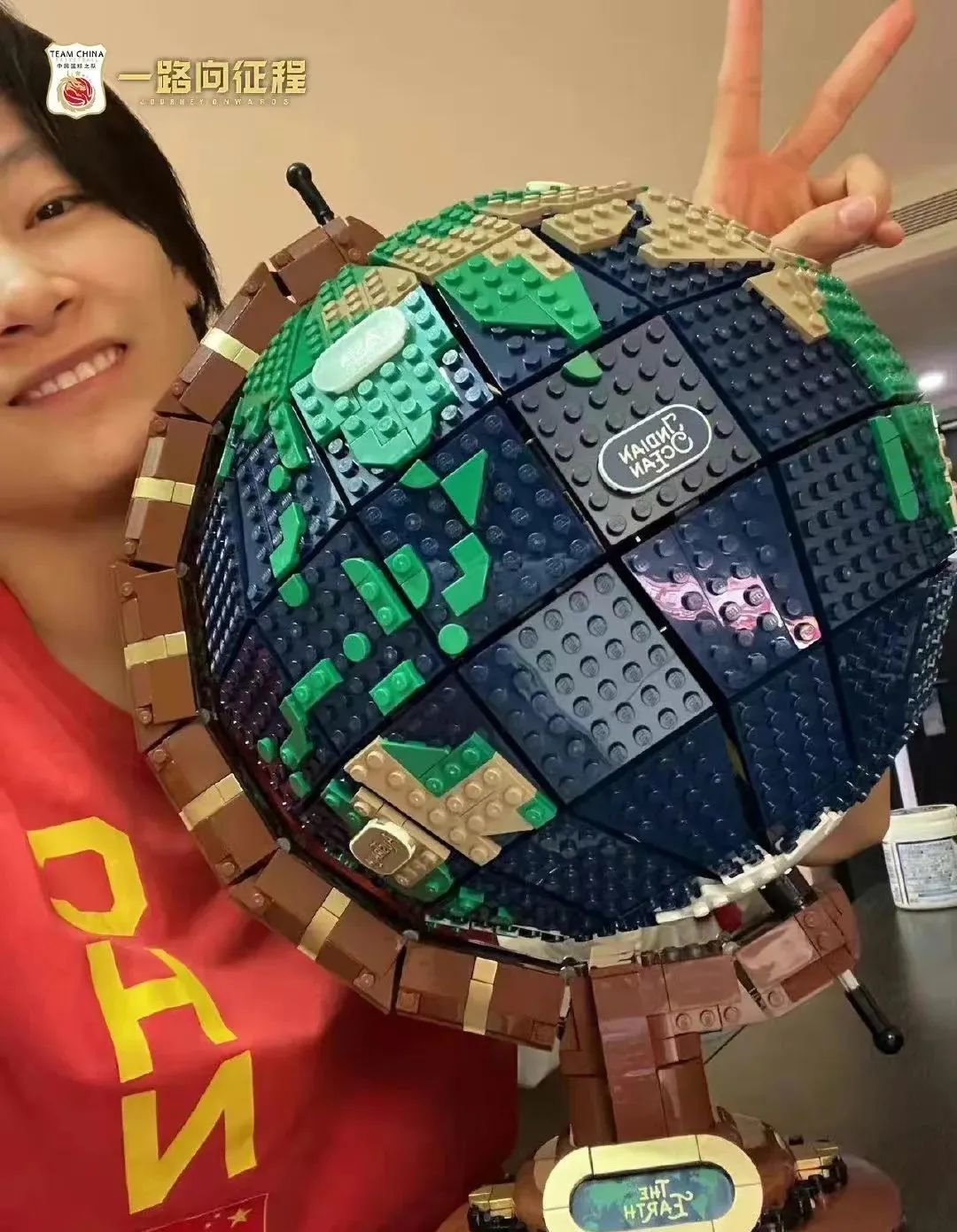 队长杨力维和她拼好的地球仪 图源中国篮球之队微博