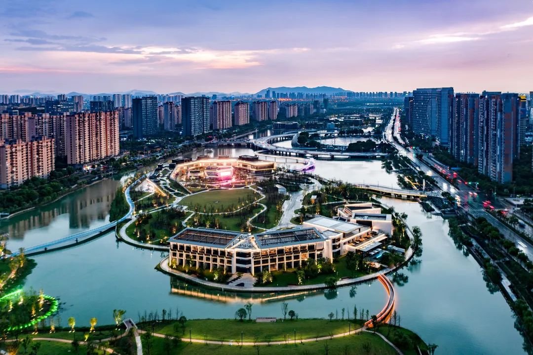 春申湖快速路,相城大道,人民路等构成的道路框架体系与苏州市区实现