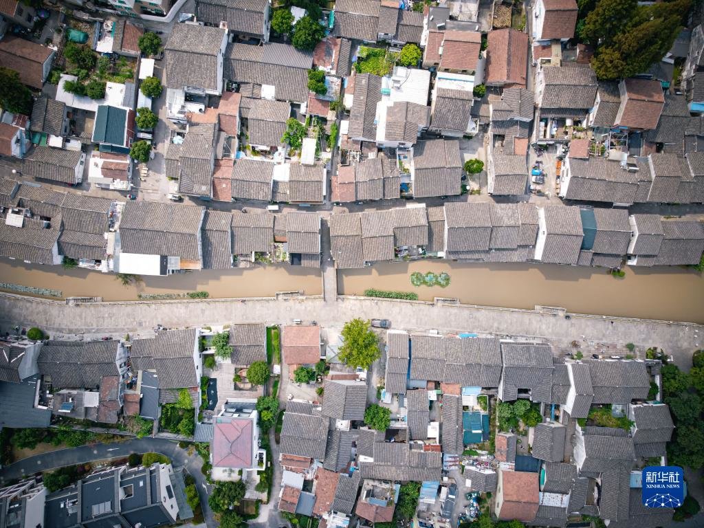 从杭州西兴老街流淌而过的浙东运河(2022年9月27日摄,无人机照片)。新华社记者 江汉 摄
