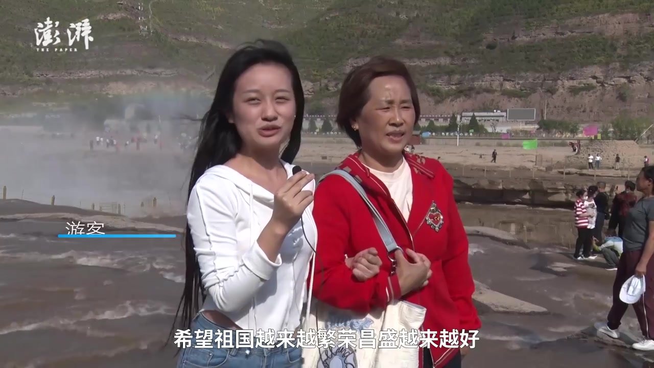 江河奔腾看中国丨退役女兵穿陕北服饰，在壶口瀑布前祝福祖国