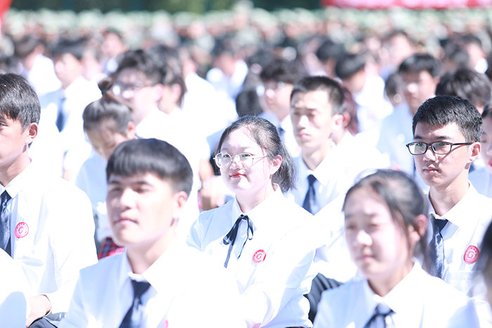 开学典礼现场学生