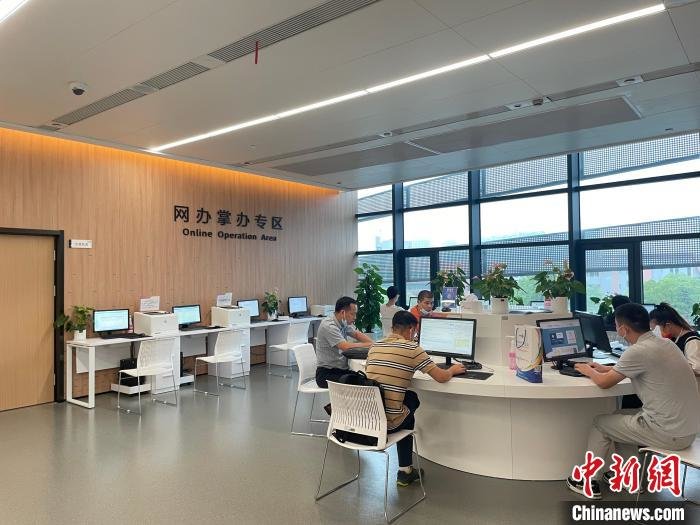民众在网办掌办专区自行办理业务。　张煜欢 摄