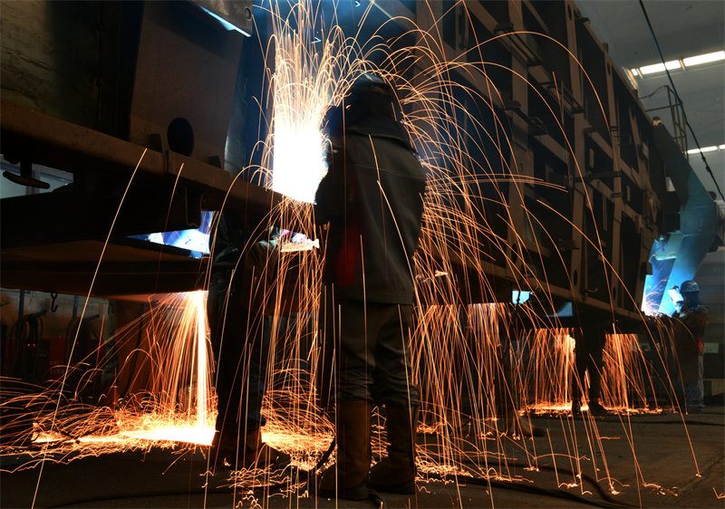 10月2日，在位于河北省石家庄市的中车齐车集团石家庄公司，钢结构车间员工对铁路货车篷车进行焊接操作。