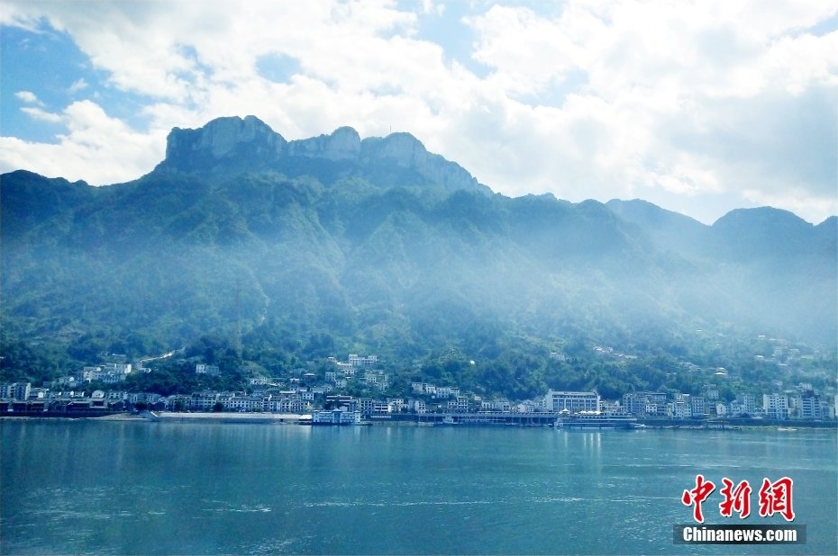 2022年10月2日,长江西陵峡湖北省宜昌市夷陵区段沿线呈现的青山绿水生态风景。湖北省宜昌市夷陵区地处长江西陵峡畔和三峡工程坝(库)区,该区近年来大力推进全域生态复绿工程和长江经济带绿色生态廊道建设,精心治理三峡江岸,全力守护峡江生态屏障,全区森林覆盖率稳定在70%以上。中新社发 张国荣 摄 图片来源:CNSphoto