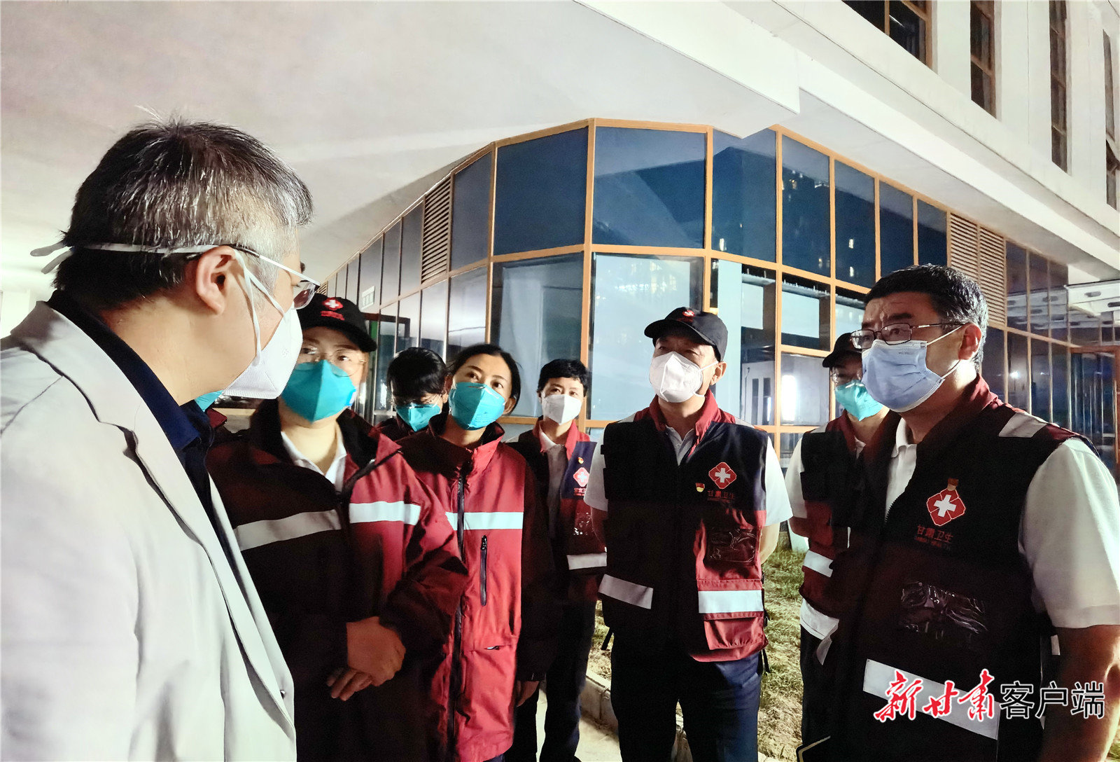 抵达拉萨当天，张浩军（右一）来到定点医院了解医院情况。