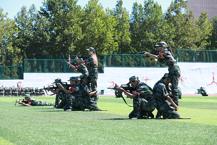 军事技能表演《枪战术》、《军体拳》