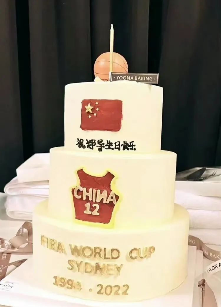 球队为郑薇准备的生日蛋糕 图源网络