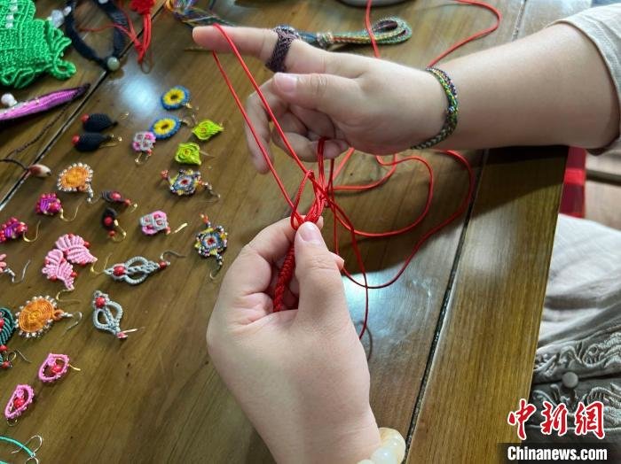 图为焦瑞吉正在制作。　李一璠 摄