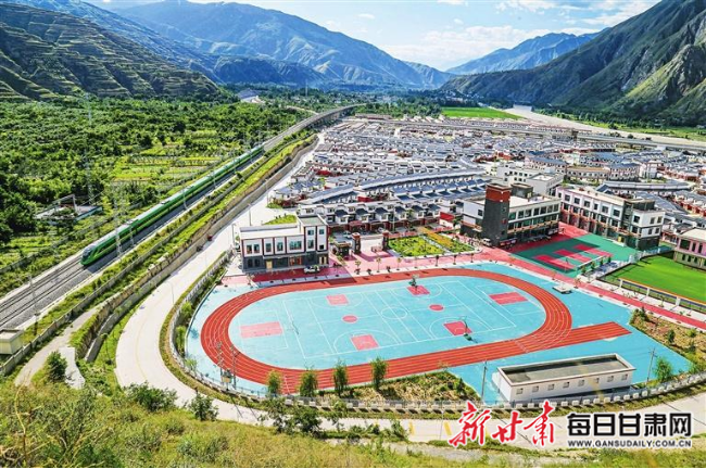 武都区坪垭藏族乡易地搬迁后动车通到了家门口