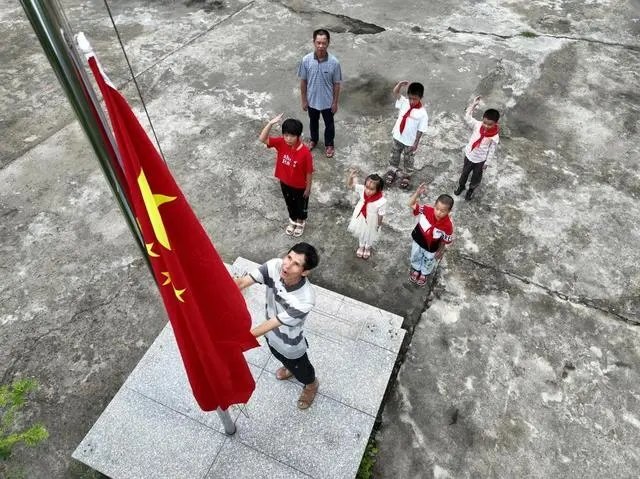 9月1日，福建省永泰县凤际小学的老师和学生举行升旗仪式（无人机照片）。 新华社记者 周义 摄