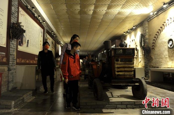 图为民众在馆内观摩农具。　高铖 摄