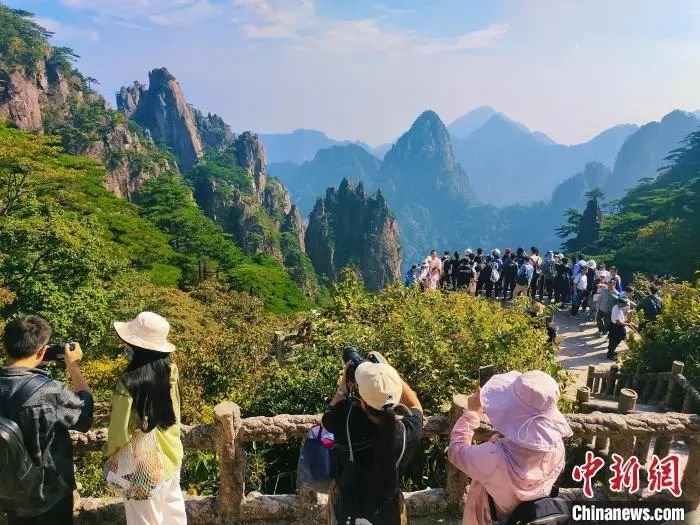 资料图：游客登黄山看美景。许永杰 摄