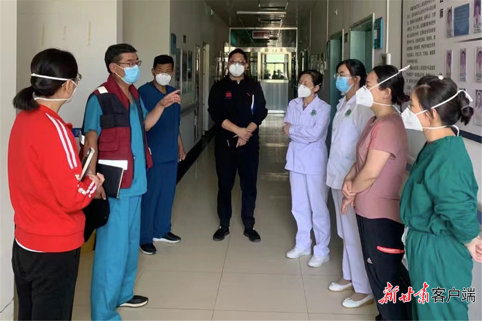 张浩军（左二）与当地医护人员一起部署院感工作