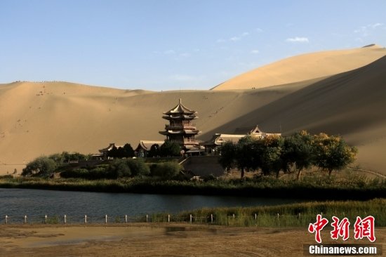 鸣沙山月牙泉秋色如画