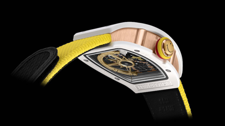 在工匠的精工细作下,腕表化身一场色彩与表盘布景的盛宴,无论是正面还是背面,都呈现出与布景相称的构图。