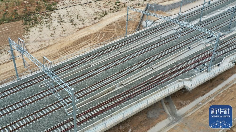 ↑这是完成接触网送电的银兰高铁甘肃段线路（10月2日摄，无人机照片）