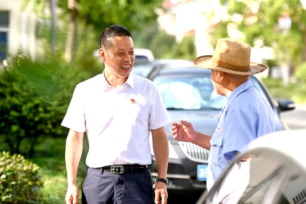 《人民日报》10月2日 第4版浙江省宁波市奉化区滕头村党委书记,村委会