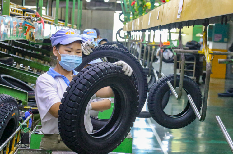 正新轮胎车间内工人在生产。福建日报记者 白志强 摄
