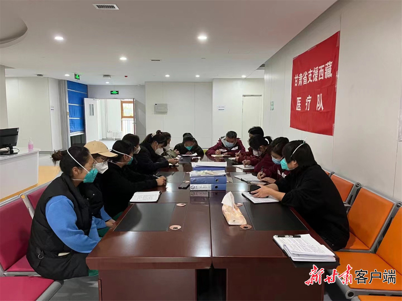 陇藏两地院感医护人员开会讨论院感工作