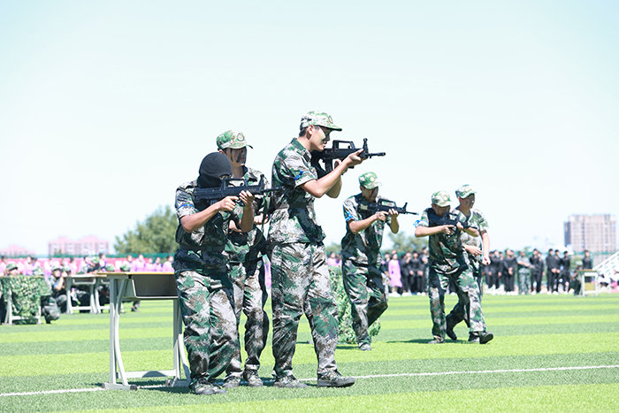 军事技能表演《枪战术》、《军体拳》