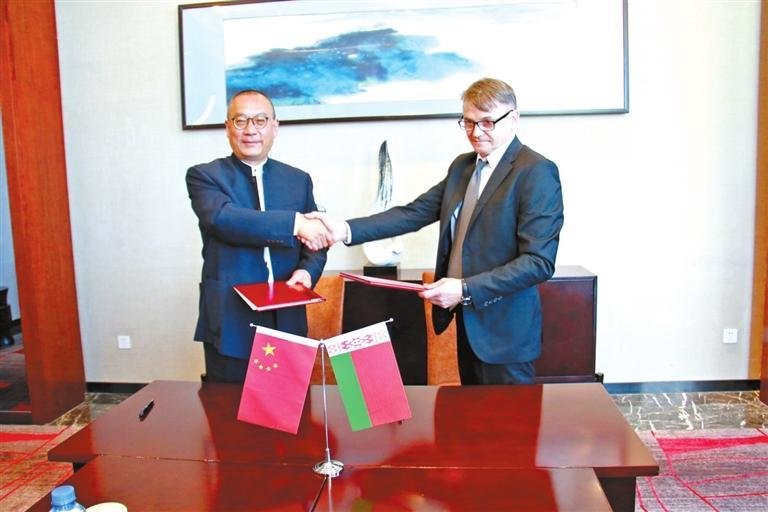 ◀天赈裕民(兰州)生态科技集团有限公司董事长赵斌在白俄罗斯进行项目签约
