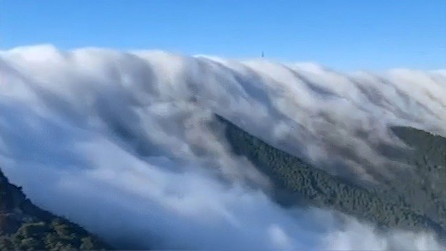 震撼！南岳衡山现绝美云瀑，如银河般倾泻而下