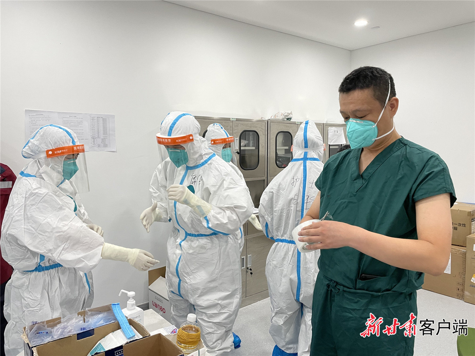 协助医护人员穿好防护服