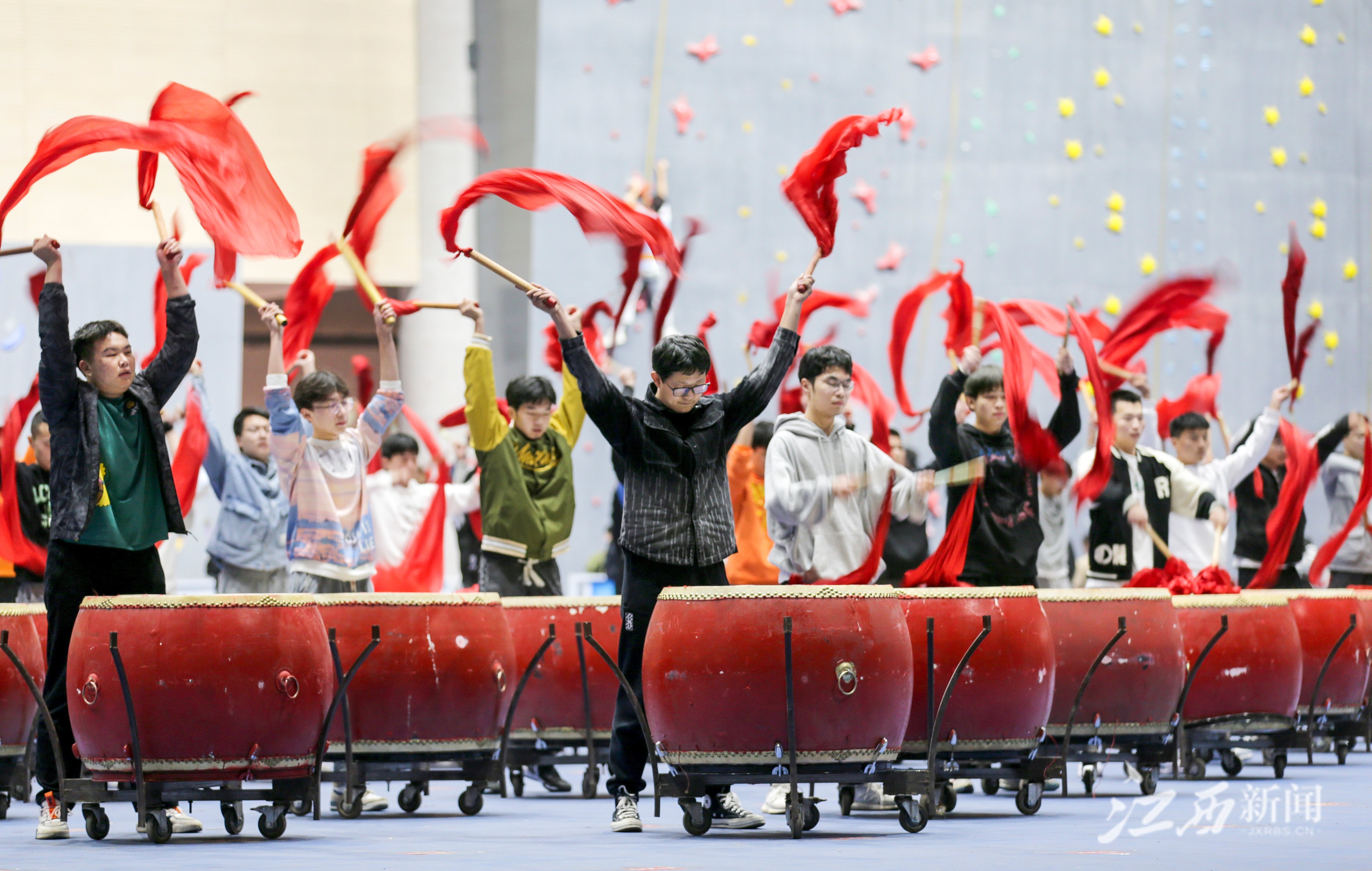 九江多所高校学生为省运会开幕式紧锣密鼓地排练.