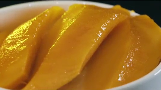 华洋合一的独特冰品“芒果双皮奶”，食客表情说明了它有多好吃