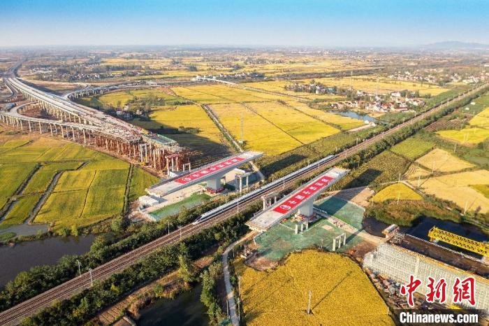 10月11日，桥梁转提前，高铁从桥梁之间飞驰而过。　苏诗洋 摄