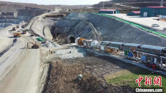 全球首台大坡度+超小转弯半径矿用TBM　范家林 摄