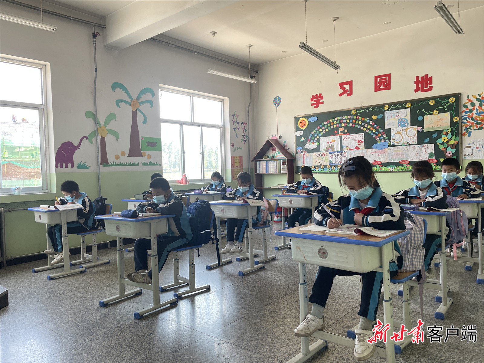 元古堆村小学，学生认真上课中。