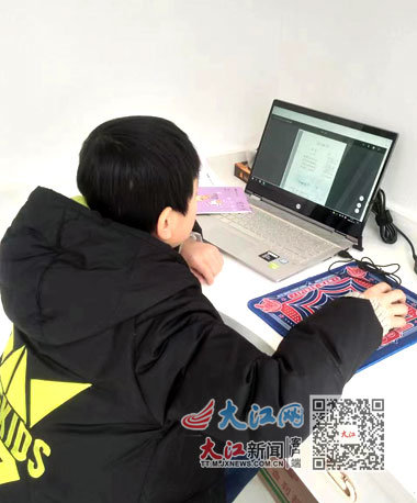 受访者大儿子在家学习(受访者供图)