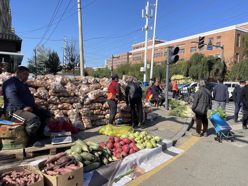 "今年的秋菜市场真热闹啊!