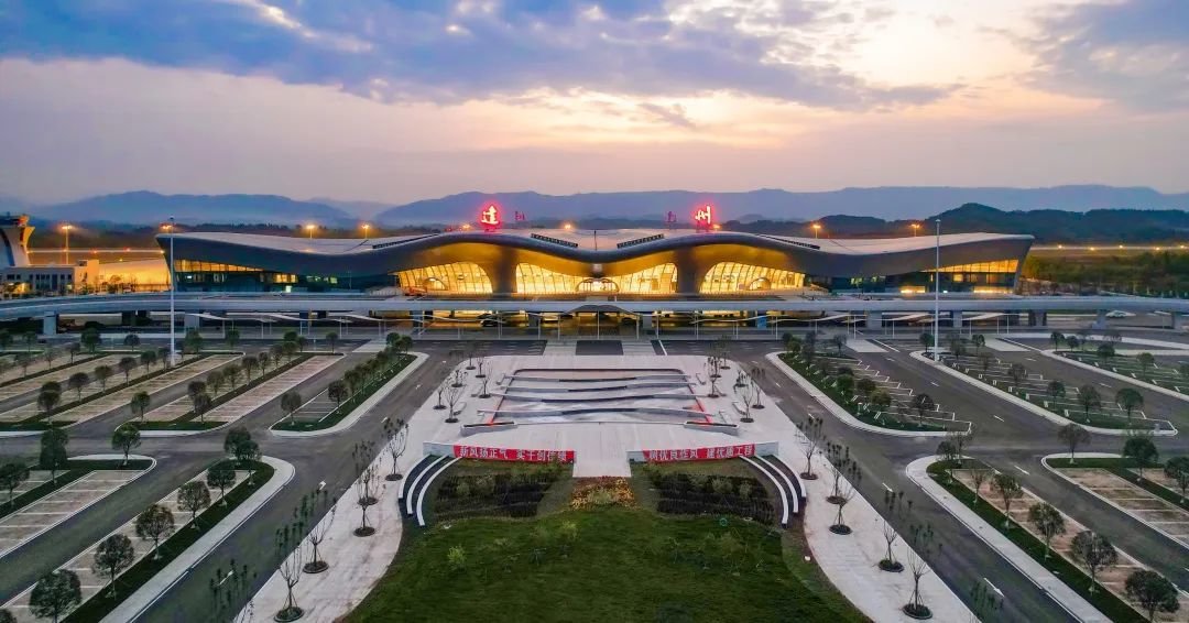 达州金垭机场正式通航投运,图为机场航站楼