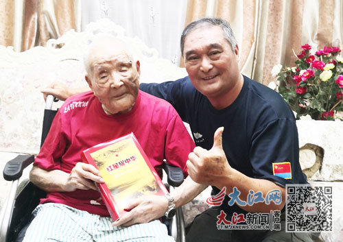 戴廷耀(右)与王敬群合影