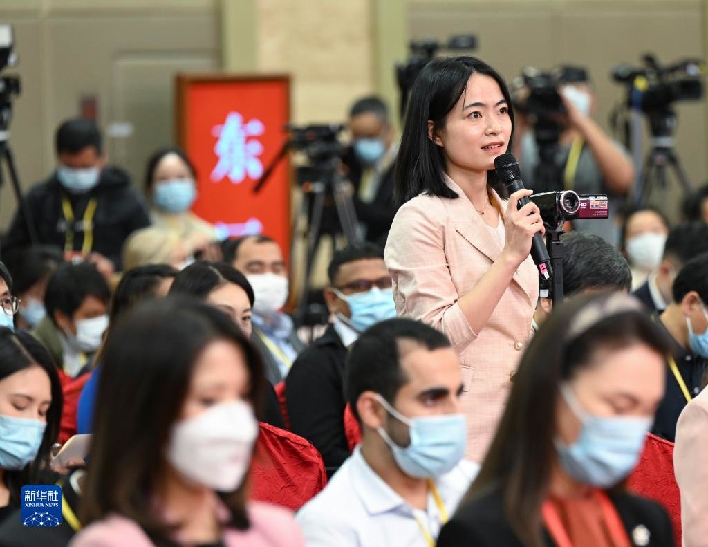 10月15日，中国共产党第二十次全国代表大会新闻发言人孙业礼在北京人民大会堂举行新闻发布会。这是记者在分会场提问。新华社记者 金良快 摄