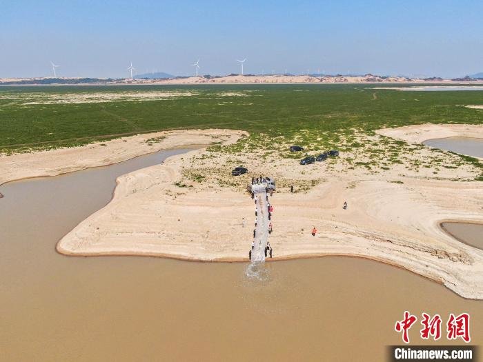 图为航拍工作人员在鄱阳湖岸边开展长江江豚饵料鱼应急投喂工作。　刘力鑫 摄