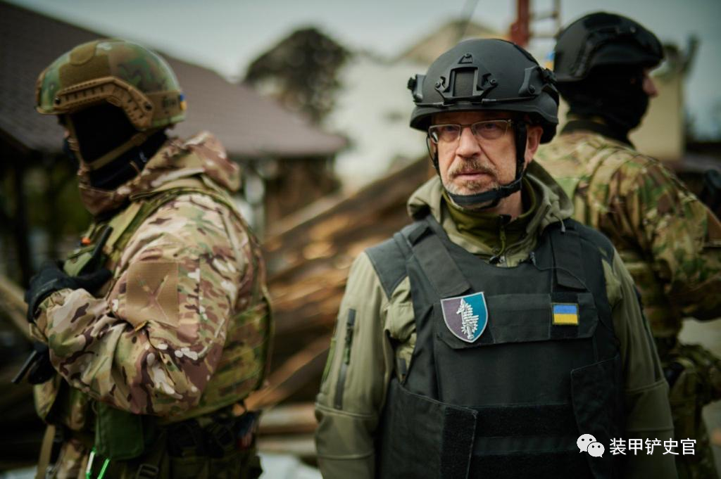 ■在俄乌冲突期间身穿防弹衣视察战地的列兹尼科夫。