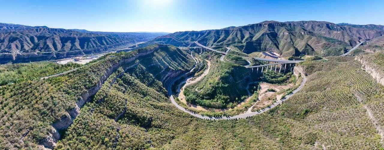 宜川县椿树峁石坑客土造林示范点航拍