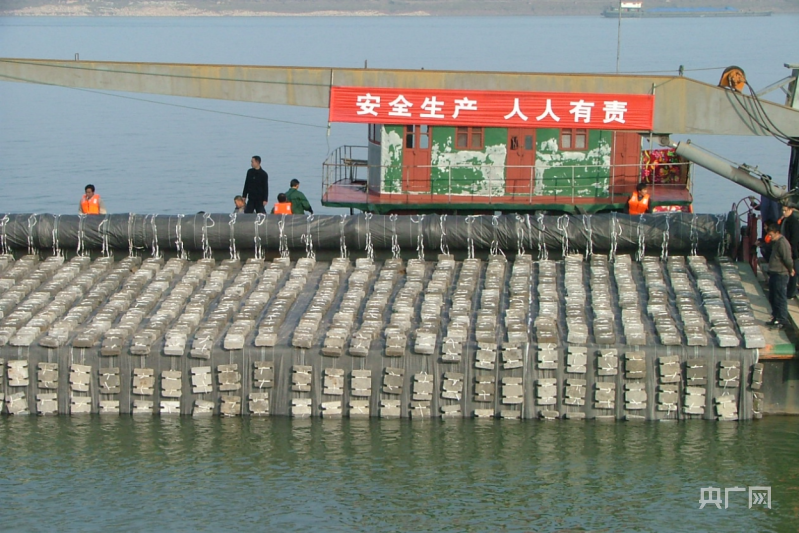 岸线修复工程施工现场(央广网发 岳阳市水利局供图)