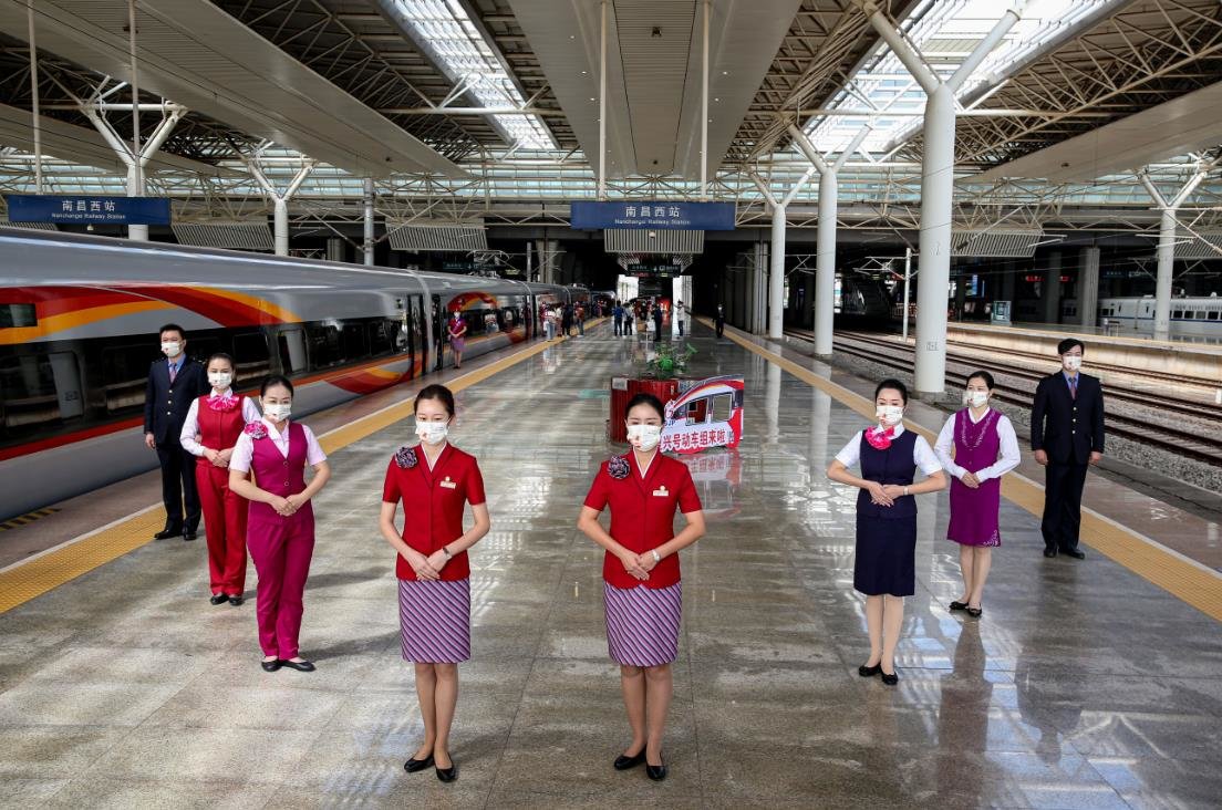 "复兴号"来了 站台上的高姐制服秀(图)